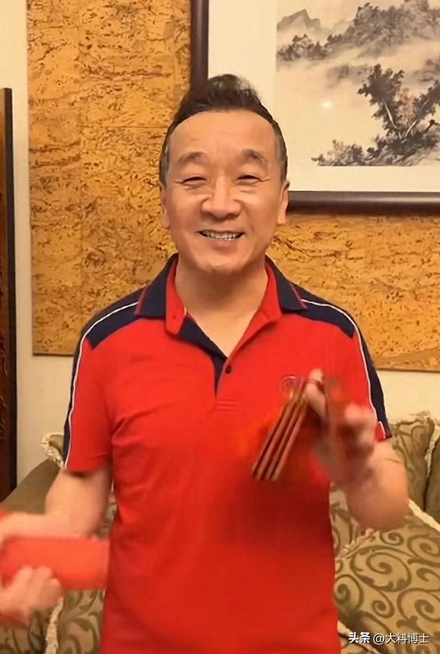 66岁刘亚津现身西安，老态龙钟拄拐杖，留长胡须戴佛珠，仙风道骨