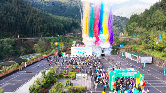 瓦屋山全山徒步挑战赛启幕，“绝壁飞瀑线”免费开放