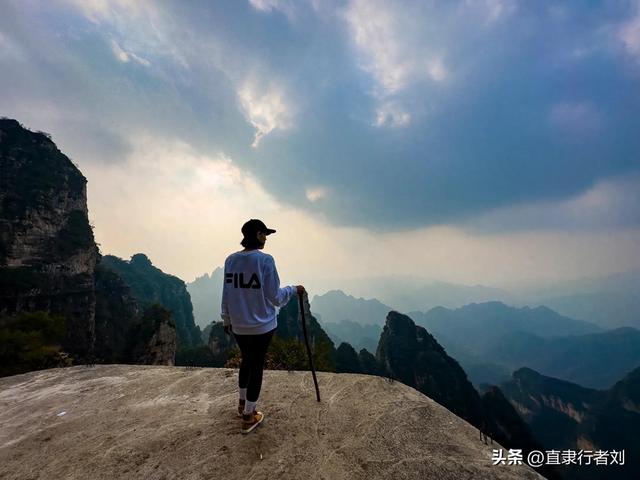 绵绵秋雨过后，杨树岭的路湿滑难行，唯峰顶的美景一如往常