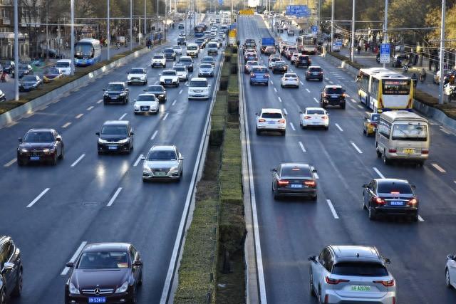 为啥我们电车满街窜，国外却死抱着油车？3个大实话给你整明白！