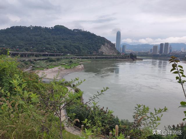 爬宜宾白塔山，东山之巅俯瞰三江美景，古城墙曾留下抗蒙故事