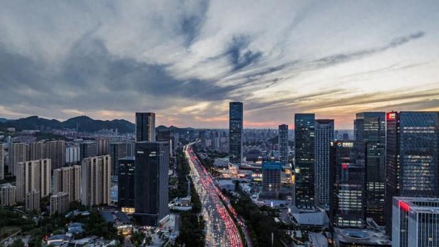 后来我走过了很多路，再没见过经十路那样的路