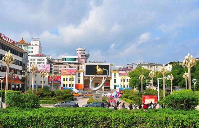 广东“穷到冒烟”的县，面积比100个上海黄浦区大，人均GDP很低