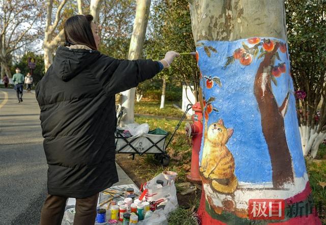 绘彩画、穿毛衣，东湖绿道大树披“彩妆”喜迎新年