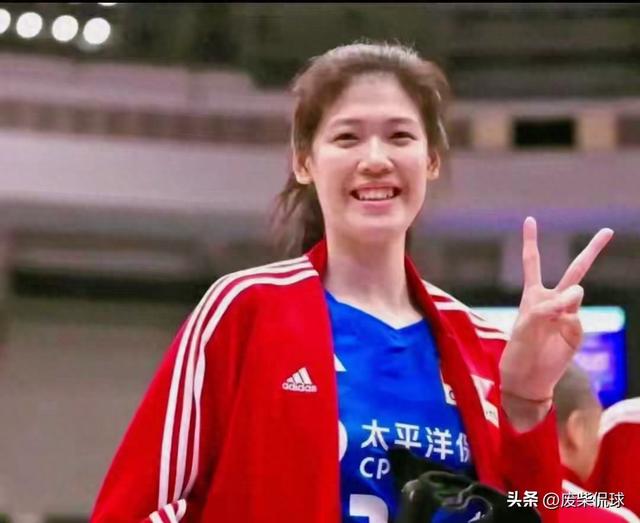 法国主教练赛后表扬一人，中国女排精神完美体现，虽败犹荣！