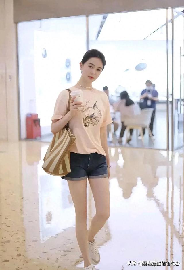 左小青不愧是大美人！到底还是美了一辈子哈，快50岁了还风韵犹存