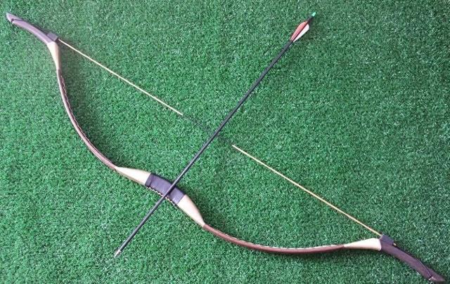 怎么制作小型武器（生存指南如何在树林里自制弓箭）