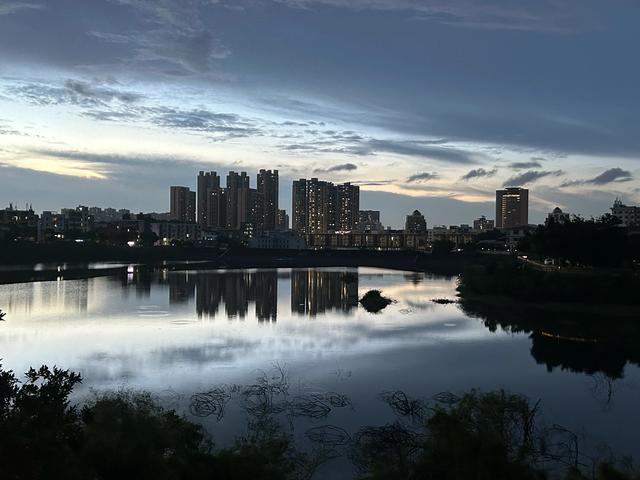 水岸暮色：城市与自然共绘的诗意黄昏