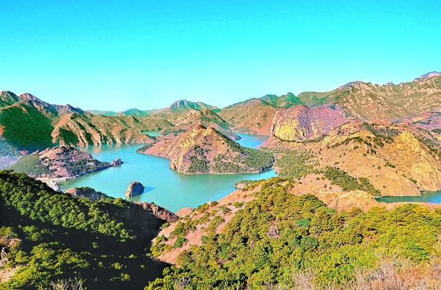 碧湖映翠 山色披金