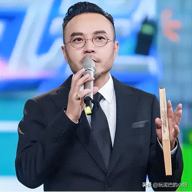 51岁汪涵现状:常年居住在长沙,穿人字拖嚼槟榔,大烟斗不离身