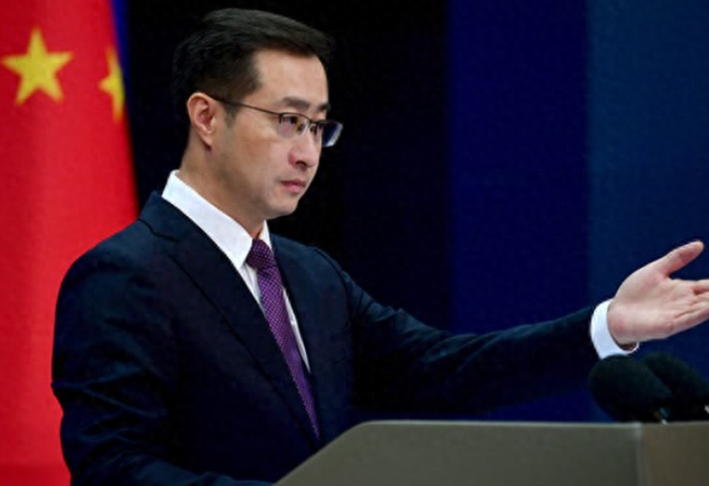 英伟达暴雷后，特朗普承认一个事实，中国开始要求，不要买美国芯