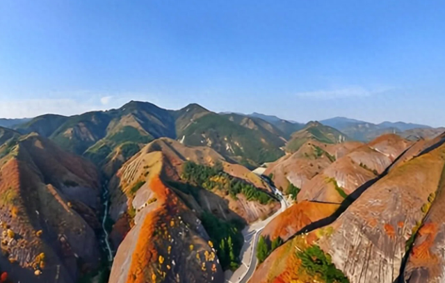 亿年地貌配秋红，陕南襄王沟炸场，此生必去无遗憾！