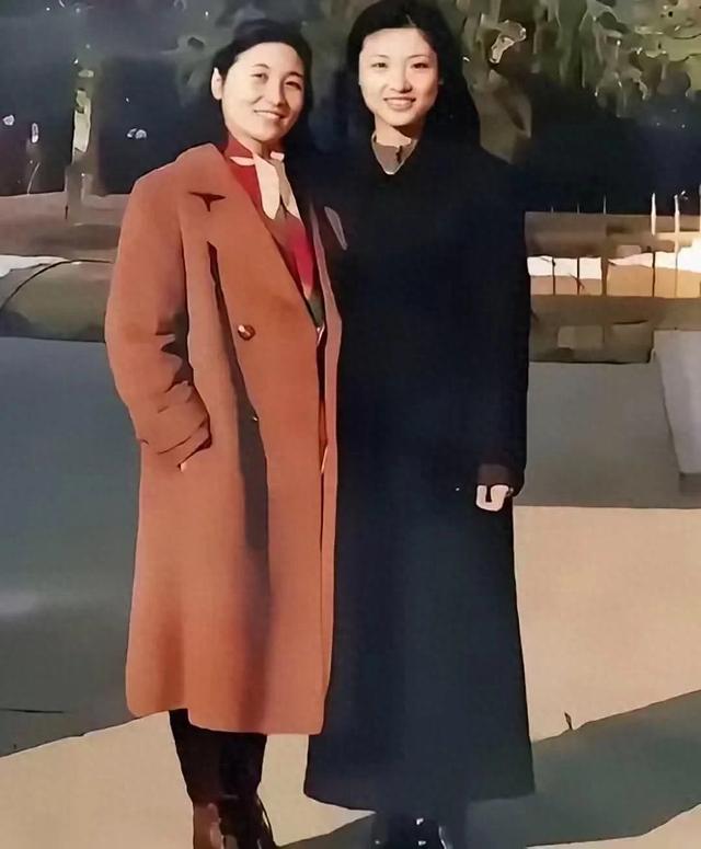 90年代 周涛在北京传媒大学上学期间 母亲来看望她时母女俩一张留影