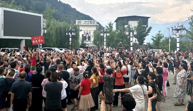 雅安宝兴：清凉硗碛开启“万人避暑模式” 精准服务组合拳赢得游客安心笑容