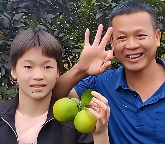 演都不演了！全红婵爸爸用冠军名号赚钱，评论区恶心的一幕出现了