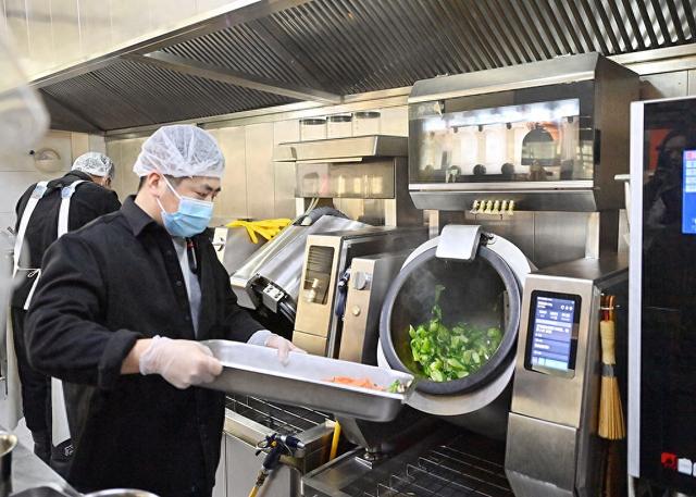 锅圈的新店打算让机器人来炒菜