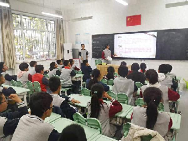 诚信考试主题黑板报内容移动端（养心育德山大附中奥体中路学校的诚信考试打动你了吗）