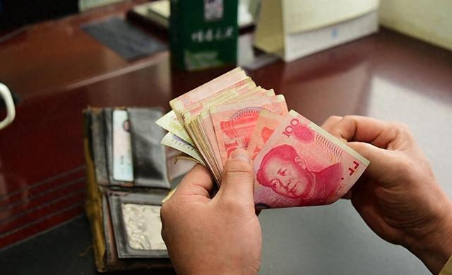 妈妈五年前借十万买房，如今我还十万加三千利息	，她却拒绝收下