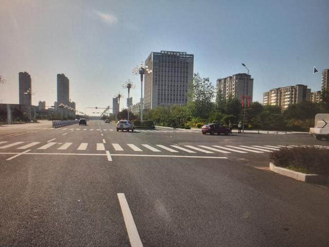 警车十字路口与小轿车右后车门碰撞，交警以“未让右”为由判轿车全责，车主申请鉴定警车是否超速被拒