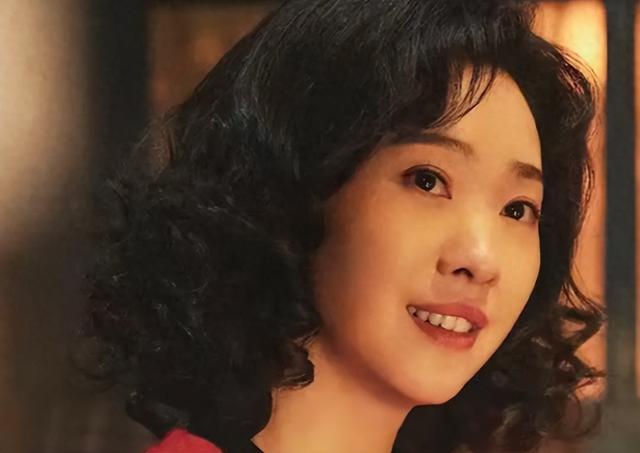 许亚军捧着，段奕宏护着，郭京飞宠着，演了55部戏，41岁终于红了