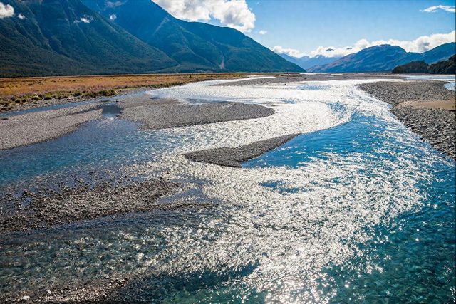 高山火车穿雪山，莫阿娜镇藏秘境，湖光比绿玉更沁人心脾