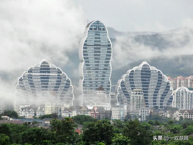 西双版纳雨雾中的孔雀楼，犹抱琵琶半遮面，像披了轻纱的美女