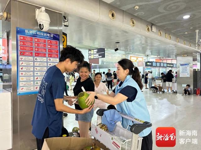 暖心服务，三亚为返程旅客派送椰子、伴手礼