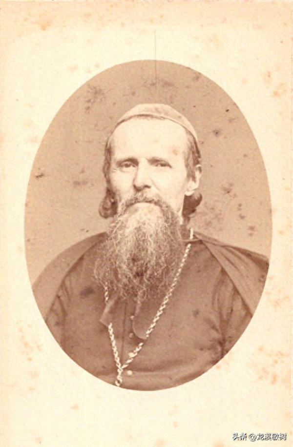 戴维考察了重庆附近的自然资源，然后经过乐山，前往成都