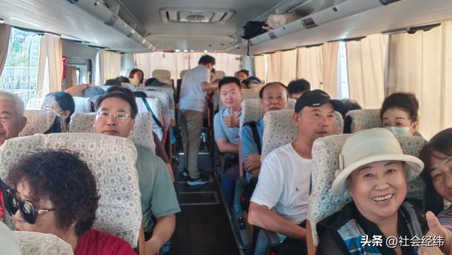烈日挡不住！30 余人句容乡野寻趣 沉醉度假山庄生态与丰收