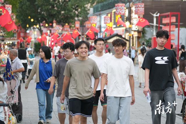 城视｜双节至，来珠海这里与“中国红”合个影