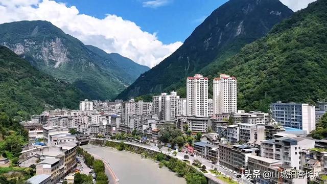 四川夹在峡谷中的县城，最窄处仅百米，藏着两个世界级“国宝”！