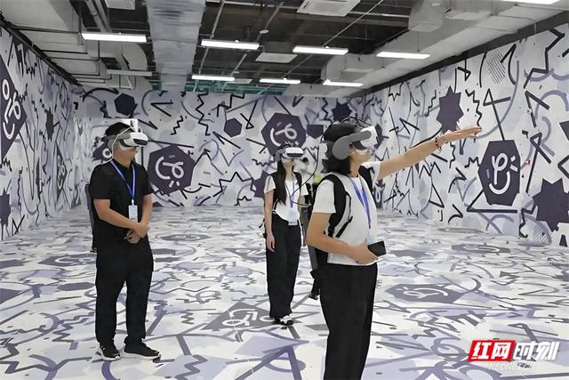 游客穿越布达拉宫！张家界数字VR大空间解锁元宇宙文旅新体验