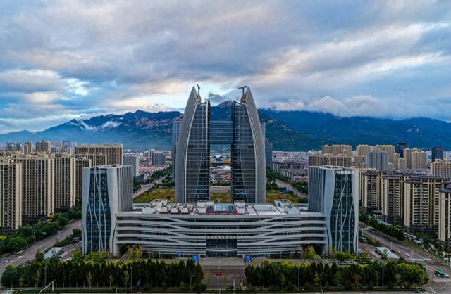 云海漫泰岳，水墨染岱宗