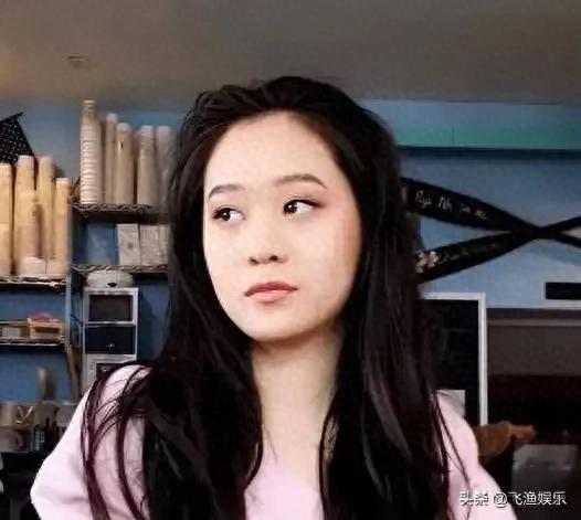 李连杰二女儿李苔蜜五官精致，清丽脱俗，长得漂亮也像李连杰