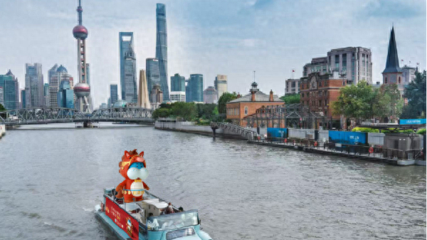 超大盒马闪现苏州河，马年新春快闪成魔都网红打卡地