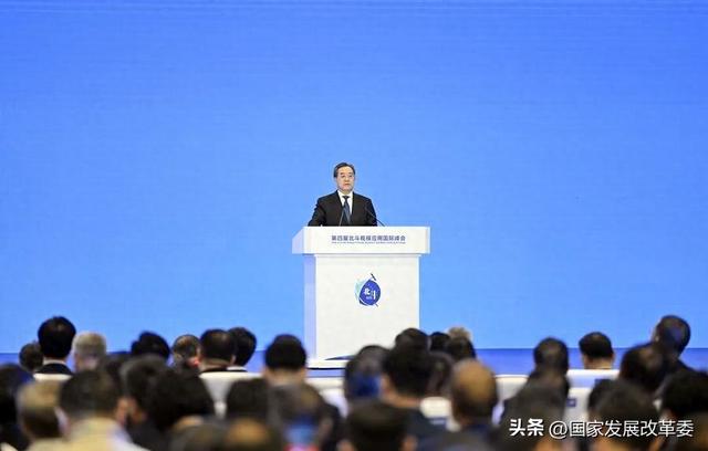 丁薛祥出席第四届北斗规模应用国际峰会开幕式并致辞