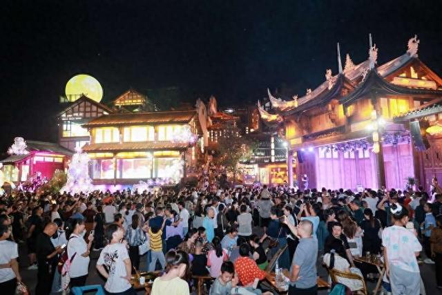 “千灯”引路，千年古镇激活假日消费新场景 | 文化中国行