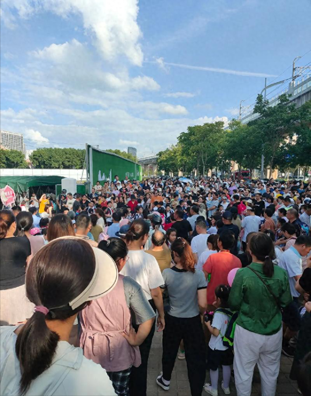 人民日报都看不下去了，亲自下场评论：下班接娃，咋就这么难？