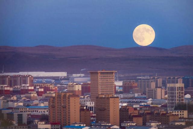 🤩哇~好大的月亮🤩