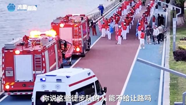 暴走团群主回应阻碍消防救护车通行：车辆属于备勤状态，就一分钟，想让队员先过去