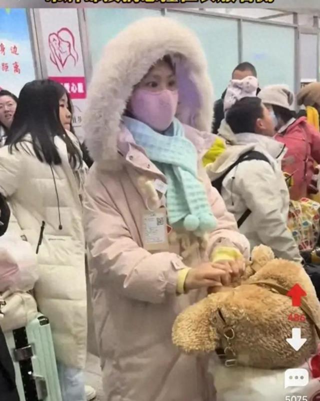 粉色羽绒服吊牌未剪，穿完就退太精明