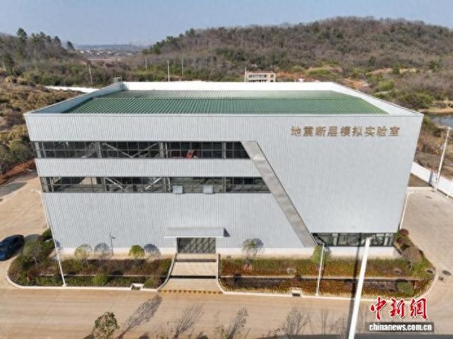 中国团队研制全球首套地震断层模拟实验装置