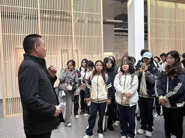 352名学子走进春京西历史文化街区，感知“文化肌理”与“旅游脉搏”