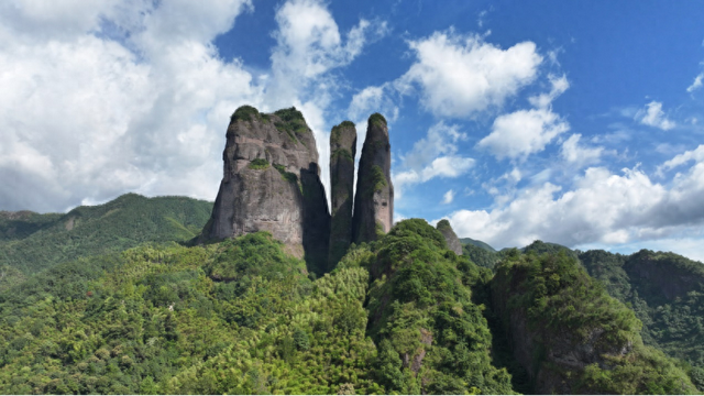 熟悉的风景里藏着最陌生的奇观，只待一次全新的回眸！江郎山景区惊现世上罕见自然大佛