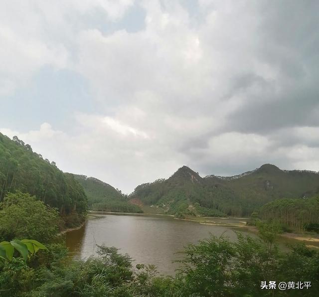 广西百色平果市与隆安县交界有座水库，中央有座孤岛很有意思