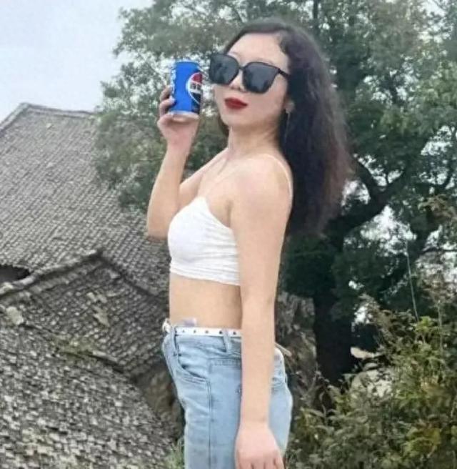 陕西女老师事件持续升温，知情者披露：抽烟穿吊带，私生活混乱！