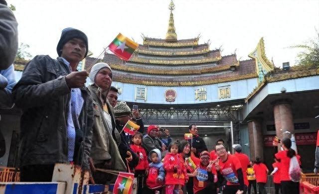 中国的一块飞地，紧邻缅甸到处是外国车，10米高的界墙安全感十足