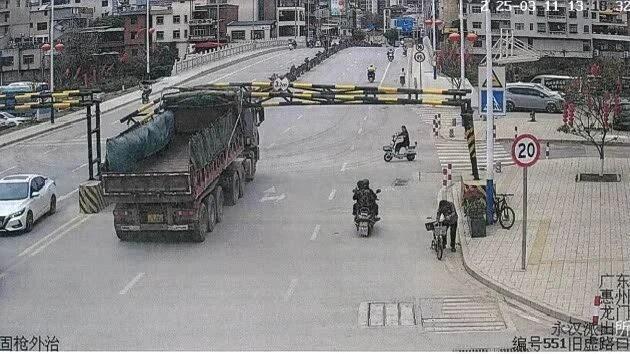 广东一货车撞落限高架致路人死亡	，司机获刑后家属质疑：违规限高架是主因，事发前多次被撞坏未整改，将上诉