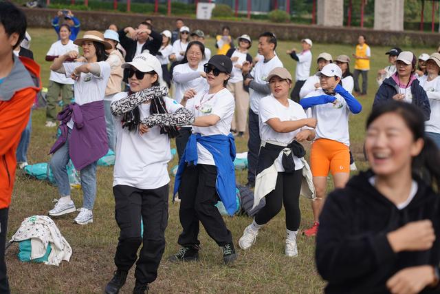 雁山区大埠乡举办“五嵅一家”旅游徒步活动