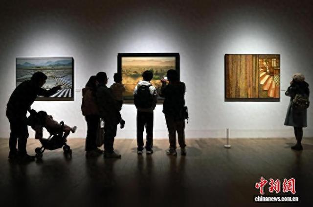 成都市民美术馆里观画展享周末时光